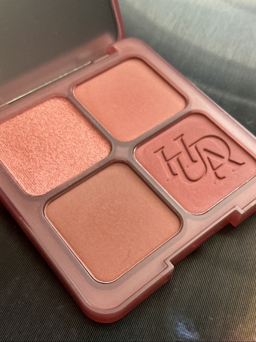 Huda Beauty Blsuh filter blurring blushlighters palette in Strawberry Latte